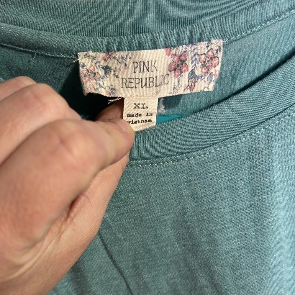 Pink Republic Tee Size XL - Picture 2 of 4